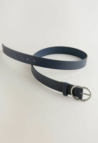 Námořnická modrá kožená páska s hladkým povrchem, se stejně rozmístěnými otvory a kulatou stříbrnou sponou. Jednoduchý, elegantní design.