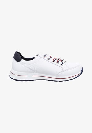 Białe skórzane sneakersy z granatowymi akcentami, z sznurowanym wzorem, fakturowanym wierzchem i amortyzowaną podeszwą z czerwoną linią wokół dolnej części.