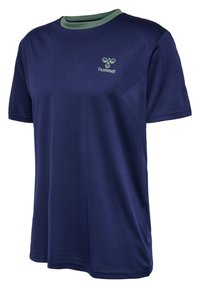 Marineblauw T-shirt met korte mouwen van gladde stof, voorzien van een groene kraag en een klein Hummel-logo op de borst.