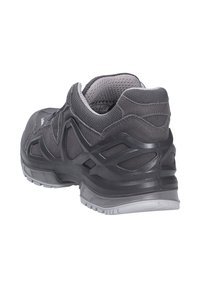 Scarpa sportiva grigia con tomaia in mesh e camoscio, tacco testurizzato e soletta imbottita con suola grigia a contrasto.