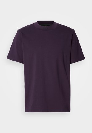 T-shirt viola a maniche corte realizzato in cotone, con un colletto alto e una vestibilità comoda. Nessun motivo visibile o dettagli hardware.