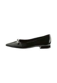 Ballerines en cuir verni noir avec un bout pointu, présentant un petit accent en métal argenté à l'avant et un talon bas.