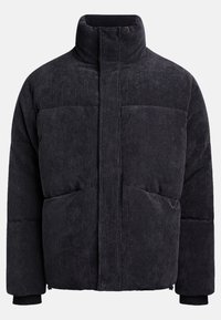 Chaqueta acolchada en corduroy gris oscuro con un alto cuello, que presenta una textura estriada horizontal, bolsillos frontales y puños con cremallera.