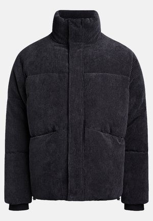 Puffjacka i mörkgrå kordfluwel med hög krage, med horisontell ribbad textur, framfickor och dragkedjeslut.