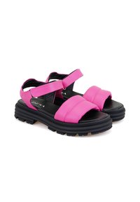 Rosa synthetische Sandalen mit breiten Riemen und verstellbaren Schnallen, ausgestattet mit einer dicken schwarzen Sohle mit strukturiertem Grip und einem konturierten Fußbett.