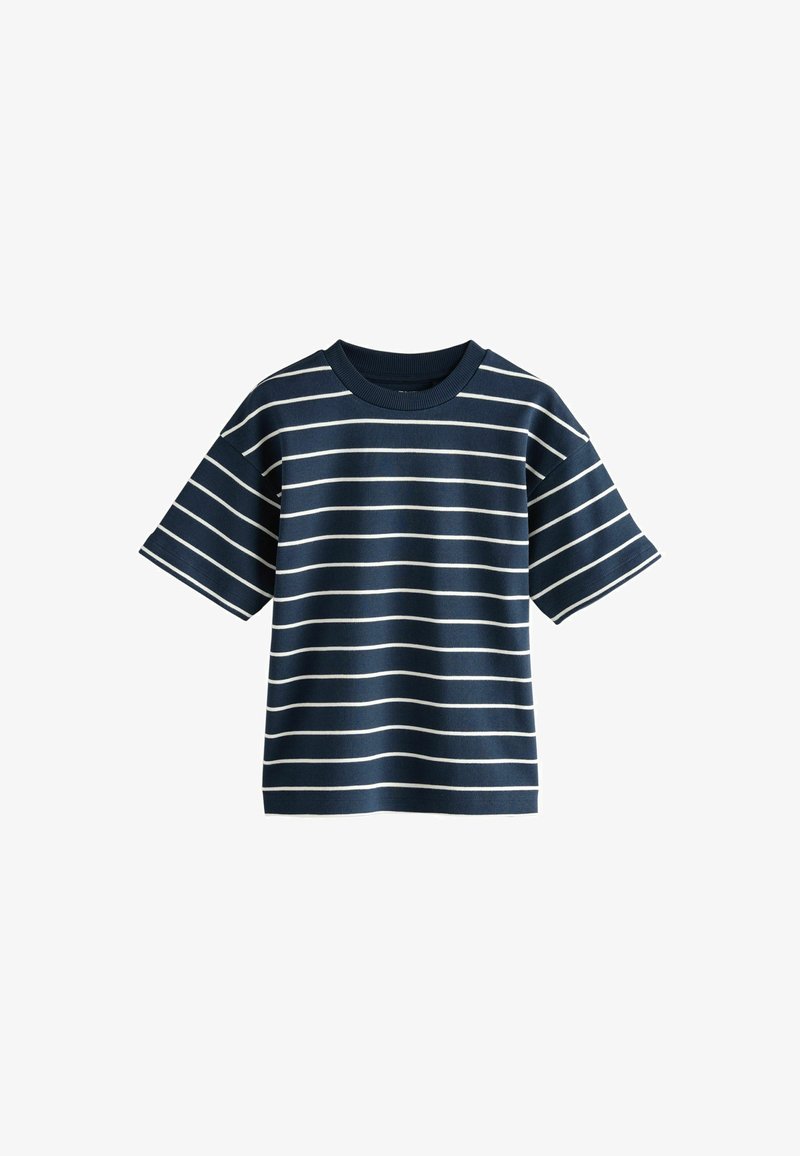 Camicia blu navy a maniche corte con righe orizzontali bianche e scollo rotondo su sfondo bianco.