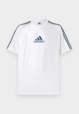 Tricou alb Adidas cu accente albastre, mâneci scurte și guler rotund. Prezintă logo-ul Adidas în albastru pe față și trei dungi pe umeri.