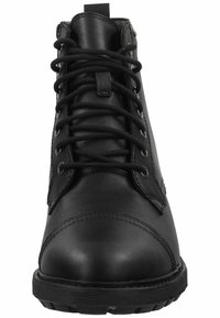 Botas de cuero negro hasta el tobillo con punta redonda, costuras verticales, ojales de metal y cordones; suela de goma resistente con agarre texturizado.