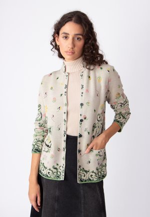 Cardigan in maglia color beige chiaro con motivi floreali colorati. Presenta dettagli verdi, scollo rotondo e due tasche frontali. Chiusura con bottoni.
