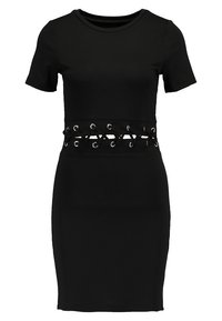 Robe noire ajustée à manches courtes et encolure ronde. Présente une taille découpée avec des œillets en métal argenté et un laçage croisées.