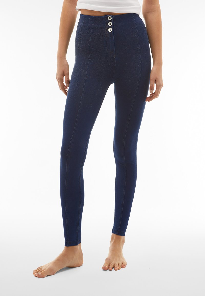 Leggings a vita alta di colore blu navy realizzati in tessuto elasticizzato, con chiusura a tre bottoni e cuciture visibili, progettati con una silhouette slim-fit.