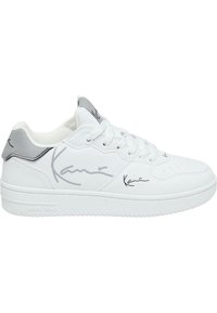 Hvit sneaker laget av syntetisk materiale med en jevn tekstur, rund tå og grå detaljer med en signaturlogo på siden og hælen.
