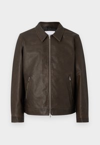 Chaqueta de cuero marrón con cuello tipo solapa, cierre frontal de cremallera y dos bolsillos laterales. Presenta una superficie texturizada y una silueta ajustada.