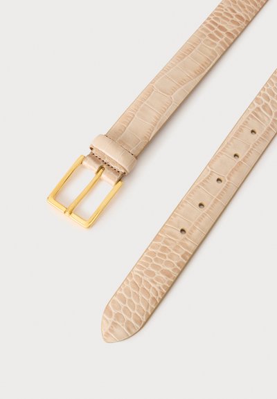 Ceinture beige en cuir synthétique effet crocodile avec une boucle rectangulaire dorée et plusieurs trous de réglage sur un fond clair.