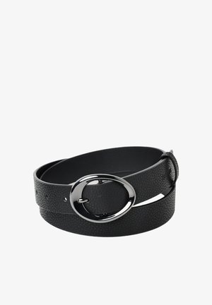Ceinture en cuir noir texturé enroulée avec une boucle ovale argentée brillante et plusieurs trous de réglage sur fond blanc.