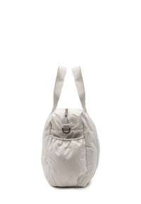 Beige gewatteerde tote bag met brede stoffen handvatten, elastische zijzak, rits en metalen ringdetail op een effen witte achtergrond.