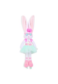 Λούτρινο κουνέλι με ροζ και λευκό ύφασμα, μακριά αυτιά, μίνττη φούστα, ροζ παπούτσια και γυαλιά ηλίου σε σχήμα καρδιάς. Φοράει μπλουζάκι με την επιγραφή "BILLIE".