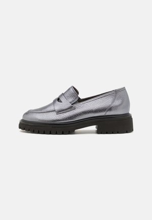Metallic silberne Lederloafers mit einem vorderen Riemen, abgerundeter Spitze und dicker schwarzer Gummisohle mit strukturiertem Profil.