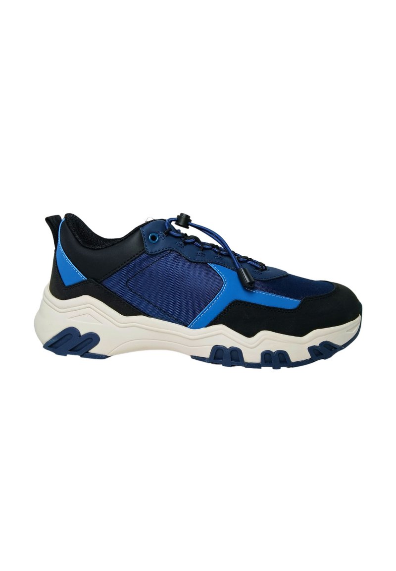 Sneaker sportiva realizzata con una combinazione di materiali sintetici blu navy e neri, dettagli testurizzati e una suola intermedia bianca con rifiniture blu.