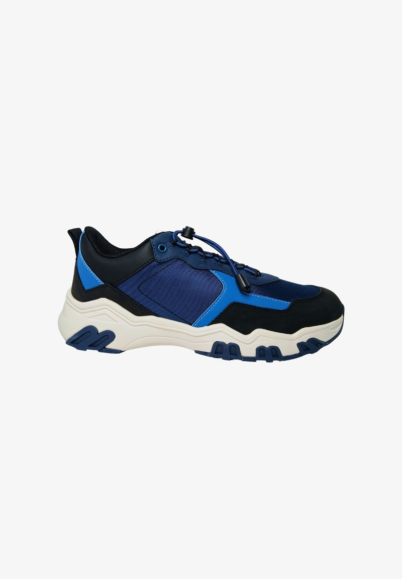 Sneaker sportiva realizzata con una combinazione di materiali sintetici blu navy e neri, dettagli testurizzati e una suola intermedia bianca con rifiniture blu.