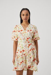 Rochie albă cu flori, având mâneci scurte tip puff, un design înfășurat și o margine volanată. Modelele includ maci portocalii și frunziș verde.
