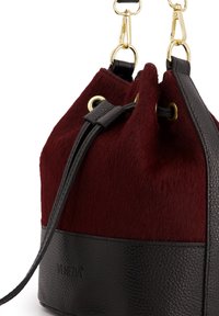 Bordeauxfarbene Kunstfell-Bucket-Bag mit strukturierter schwarzer Lederbasis, goldenen Beschlägen und verstellbarem Tragegurt. Verfügt über einen gestrafften oberen Teil mit Toggle-Verschluss.