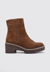 Botas de tobillo de ante marrón con una suela de plataforma gruesa, que presenta un ligero tacón, costuras visibles y un diseño de punta redondeada.