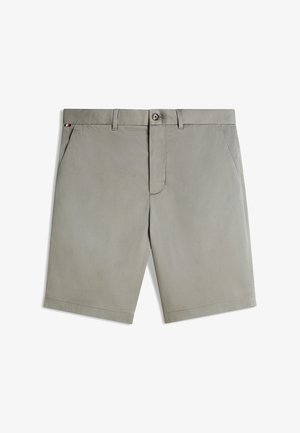 Svetlosivé šortky s plochým predným dielom, pútkami na opasok a zapínaním na jeden gombík. Majú bočné vrecká a jemný logotyp na opasku.