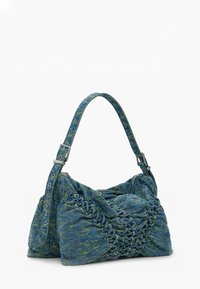 Kék és zöld mintázatú szövet táska, gyűrt részletekkel, fém szemekkel, állítható pánttal és cipzáras záródással a tetején.