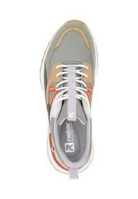 Baskets de sport grises et beiges avec une tige texturée, des lacets blancs et des accents orange. Elles disposent d'une languette rembourrée et d'une semelle intérieure douce.
