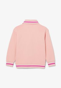 Růžová mikina s žebrovaným límcem, která má bílé a růžové pruhy. Dlouhé rukávy a žebrované manžety s podobnými detaily pruhů na spodním lemu.