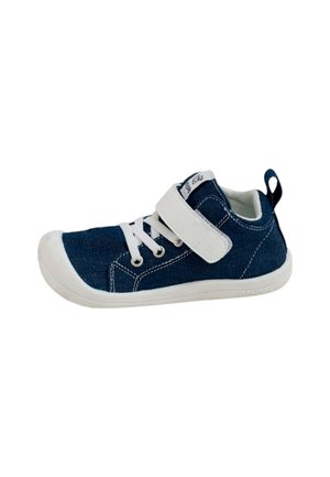 Scarpetta blu per bambino piccolo con suola in gomma bianca, lacci bianchi e strap in velcro bianco, con linguetta sul tallone e cuciture visibili.