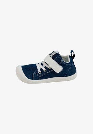 Scarpetta blu per bambino piccolo con suola in gomma bianca, lacci bianchi e strap in velcro bianco, con linguetta sul tallone e cuciture visibili.