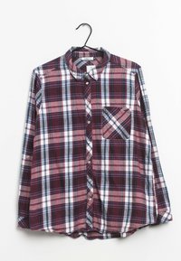 Camisa de cuadros en tonos burdeos, azul marino y blanco, con cierre de botones al frente, mangas largas y un bolsillo en el pecho izquierdo con patrón de cuadros.