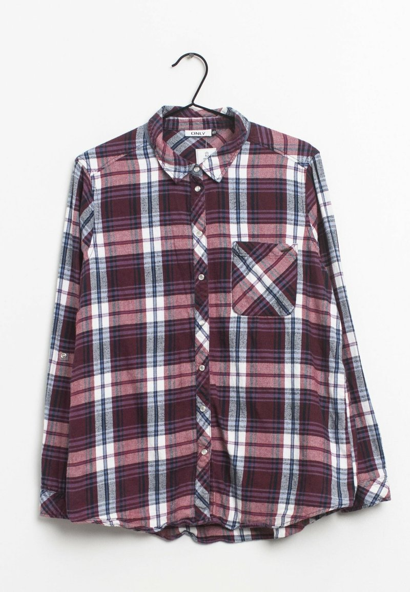 Camisa de cuadros en tonos burdeos, azul marino y blanco, con cierre de botones al frente, mangas largas y un bolsillo en el pecho izquierdo con patrón de cuadros.