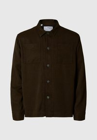 Ciemnobrązowa kurtka z miękkiego materiału, z kołnierzowym dekoltem, z przodu na guziki i z dwiema kieszeniami na piersi z klapkami.