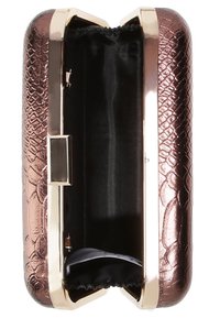 Malá metalická kabelka v odstínu růžového zlata s texturovaným hadím vzorem, zlatým rámem a černou podšívkou, zobrazená otevřená z horního pohledu.