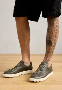 Nevybráno, military