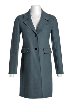 Lang mørk teal kvindekåbe med brede revers, to sorte knapper, to klaplommer og en brystlomme på en hvid mannequin.