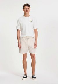 Shiwi LEWIS - Kratke hlače - beige sand stripes