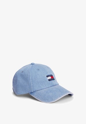 Jasnoniebieska czapka baseballowa z denimu z zakrzywionym daszkiem i małą naszywką z logo Tommy Jeans z przodu po lewej stronie.