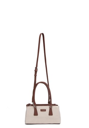 Borsa rettangolare beige con manici in pelle marrone e tracolla regolabile, chiusura superiore con zip e una piccola patch con il logo frontale.