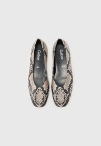Ballerinas mit einem braun-schwarzen Schlangenmuster, runde Zehenform und gepolsterten Innensohlen; Markenlogo sichtbar im Inneren.