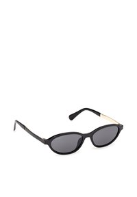 Lunettes de soleil œil de chat noires avec verres foncés et accents dorés sur les branches, design minimaliste, présentées sur un fond blanc.