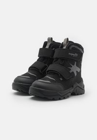 Schwarze Outdoor-Stiefel mit Obermaterial aus Mesh und Textil, ausgestattet mit doppelten Klettverschlüssen, grauen Akzenten und robusten Gummisohlen.