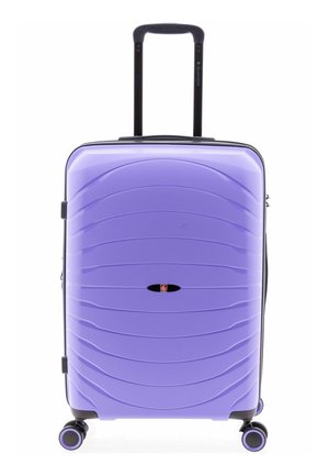 Lila Hartschalen-Koffer mit ausgezogenem Teleskopgriff und vier drehbaren Rollen, aufrecht stehend vor weißem Hintergrund.