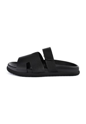 Sandales en cuir noir avec deux brides croisées, un dessus texturé et une semelle rembourrée avec un motif de semelle pour une meilleure adhérence.
