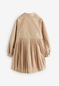 Lys beige trenchcoat med en plisseret nederdel. Omfatter guldskrift "BAKER" og knappede manchetter. Glat tekstur og klassisk kravedesign.