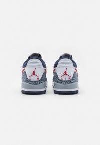 Jordan LEGACY - Matalavartiset tennarit - white/varsity red/midnight navy/wolf grey