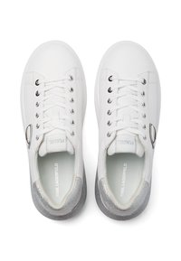 Valged nahast spordijalatsid hõbedaste sädelevate detailidega kandadel, ümara varbaga, nööridega kinnitatavad ja logodetailiga külgedel.